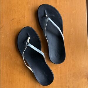 OluKai sz8 grey HO’OPIO woman’s leather sandal Excellent Condition Like New!